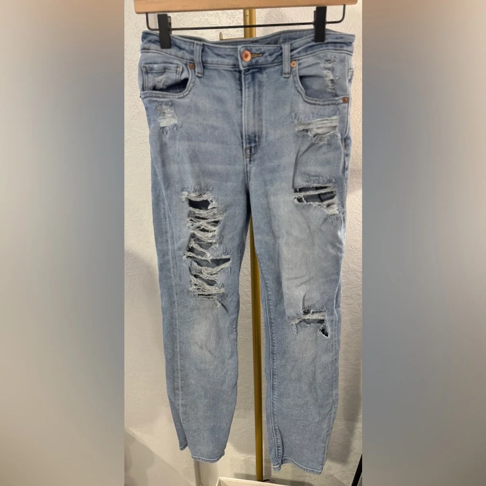 American Eagle Distressed Straight Mom Jeans Size 6 Long Light Wash Ripped Denim - Picture 3 of 14